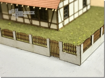 Gartenmauer mit Jägerzaunelementen