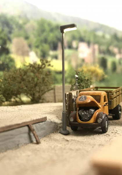 Leuchte: 4 Stck. Strassenlampe, mittlerer Schirm, gerade Mastausführung