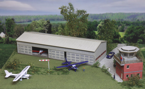 Kleiner Flugzeughangar für einen Sportflugplatz
