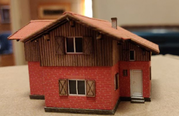 Bahnwärterhaus mit Klinkerfassade und Holzverbretterung