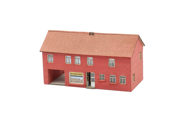 Zweigeschossiges Wohnhaus mit Laden und Tordurchfahrt