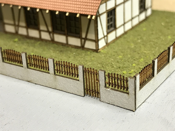 Gartenmauer mit Jägerzaunelementen