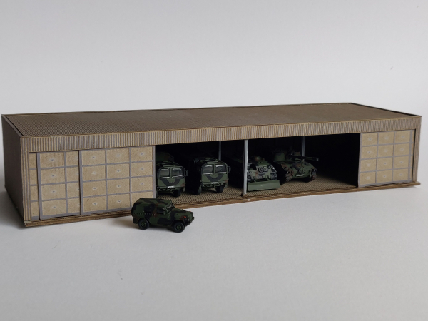 Große Fahrzeughalle mit Toren